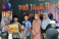 Sharing Ramadan: PWI Jaya Distributes Aid Packages and Assistance to the Needy and Warakawuri