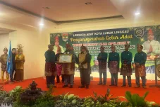 The Deputy Minister of Manpower of the Republic of Indonesia was awarded the traditional title “Prince of Lush Nature and Creation of the Country” by the Lubuklinggau City Traditional Institute
